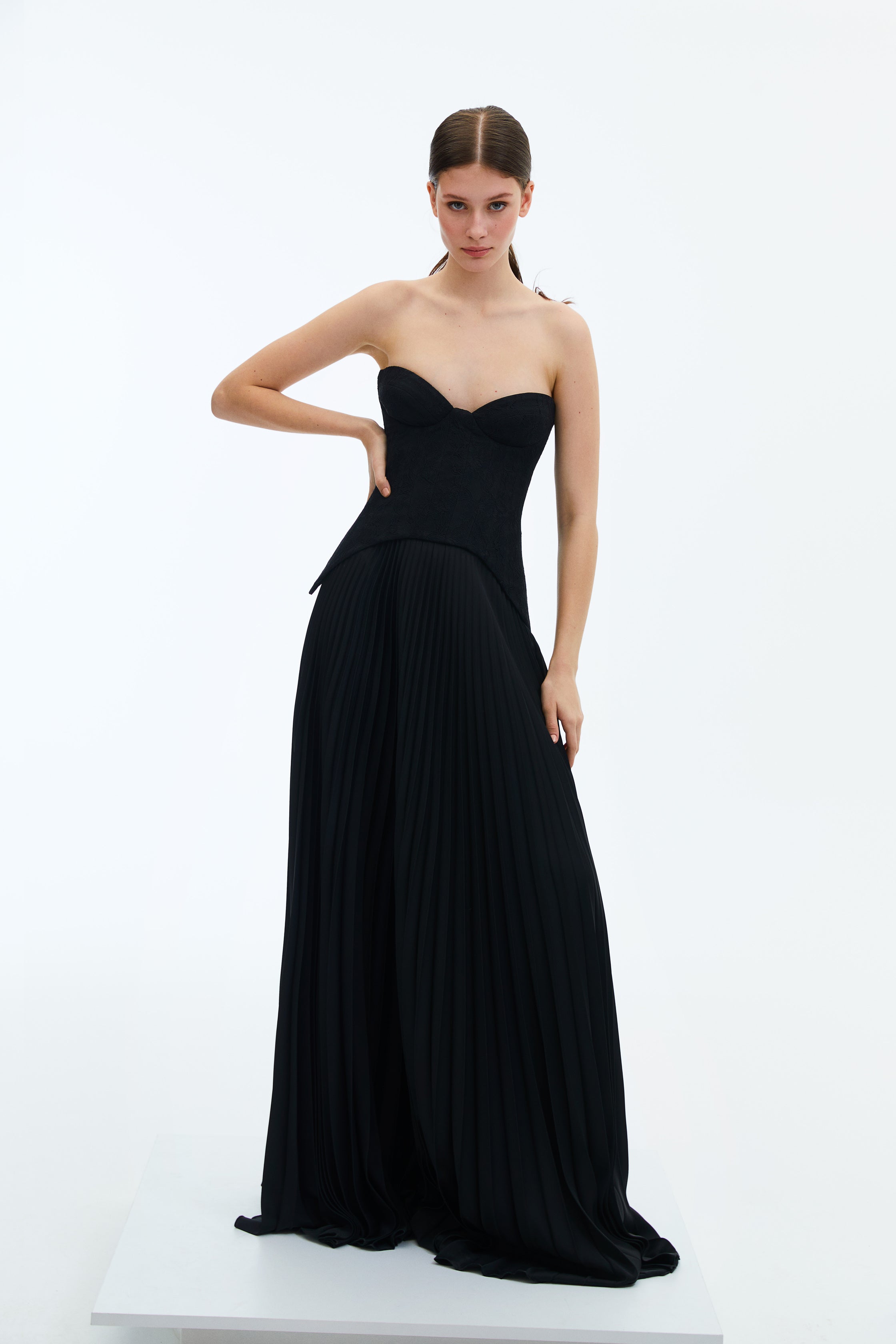 MANY BLACK BUSTIER